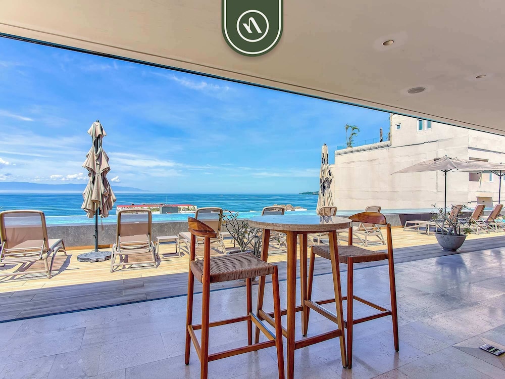 Centric 2BR Condo- Balcony - Rooftop Pool