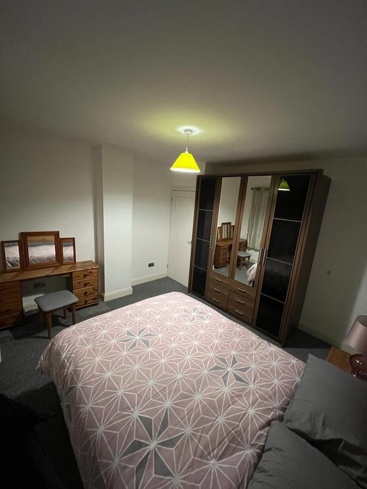 Remarkable 3-bed House in Westcliff-on-sea view 4