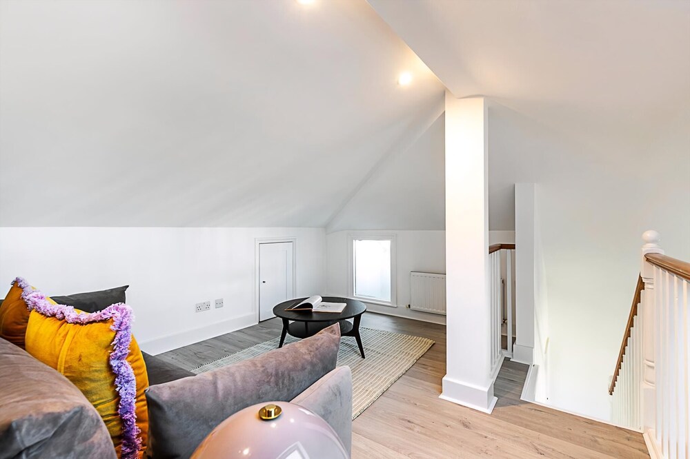 Stylish Chelsea Flat With Luxe Comfort & Charm