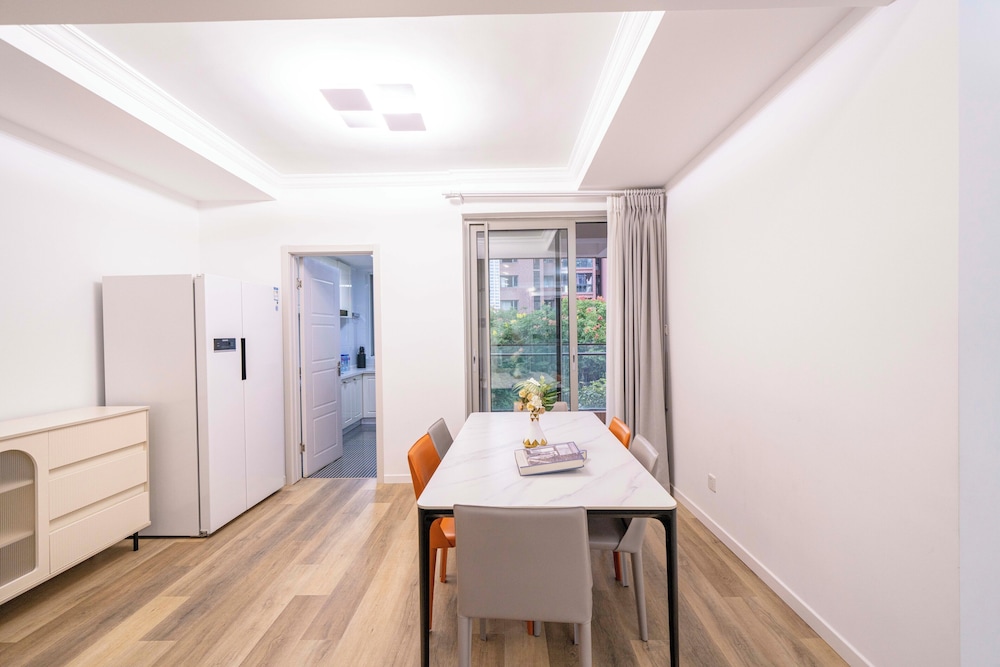 Tyms 4BR 2BA APT Riverside