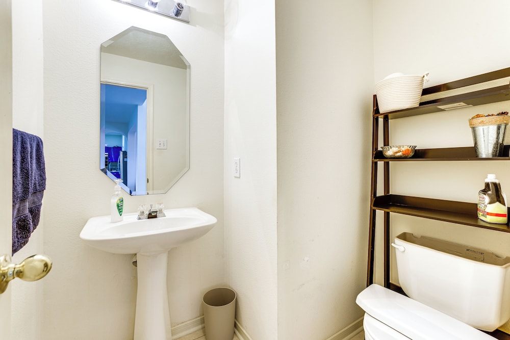 4 Mi to Old Town Spring: Family Retreat w/ Yard!