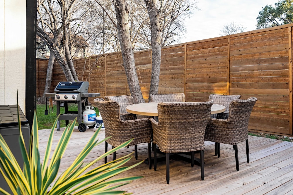 Private Yard w/ BBQ & Games, Steps to South Congress & Barton Creek Clarksburg