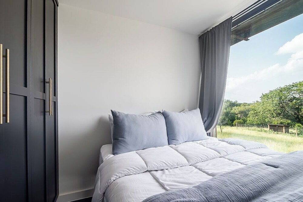 Luxury Hill Country Container Home - Near Alamo Springs Cafe