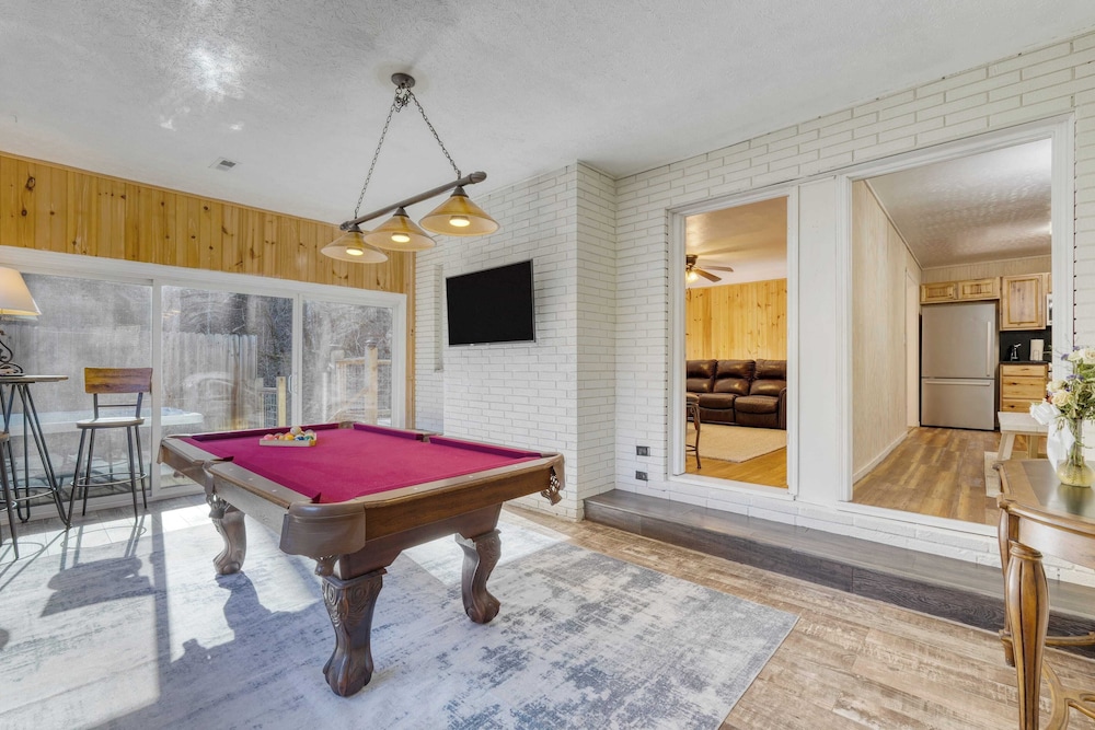 Creekside Haven by Avantstay Hot Tub, Fire Pit, Outdoor Dining Area Nestled Next to Creek