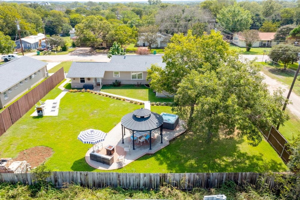 5 2 two Kings hot tub Firepit 16min to Wine Trail Nearby Pickleball Courts Pool