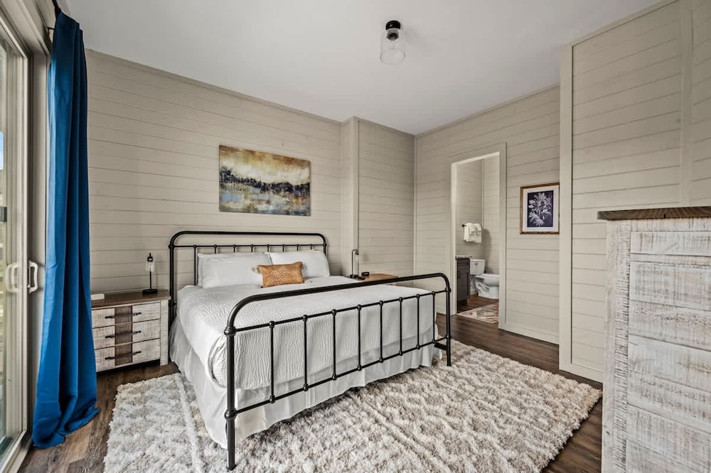 NEW Lake View Indoor Pool Sleeps 14 Hot Tub