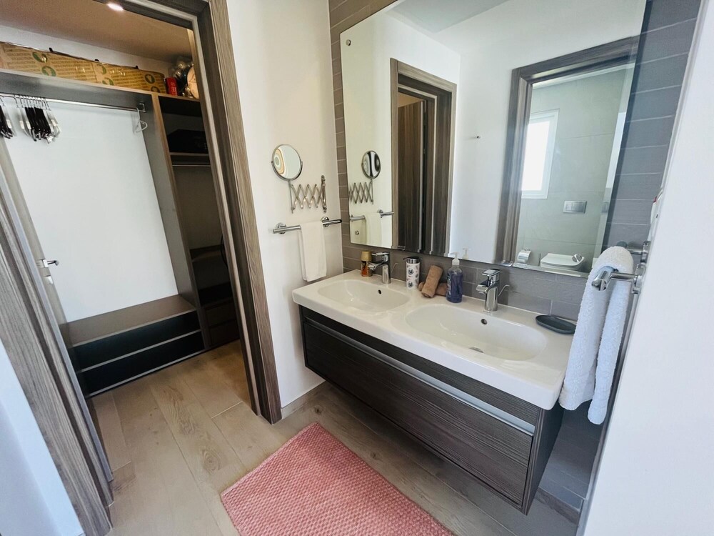 Beauty Apartment From Steps To The Beach F41 view 3