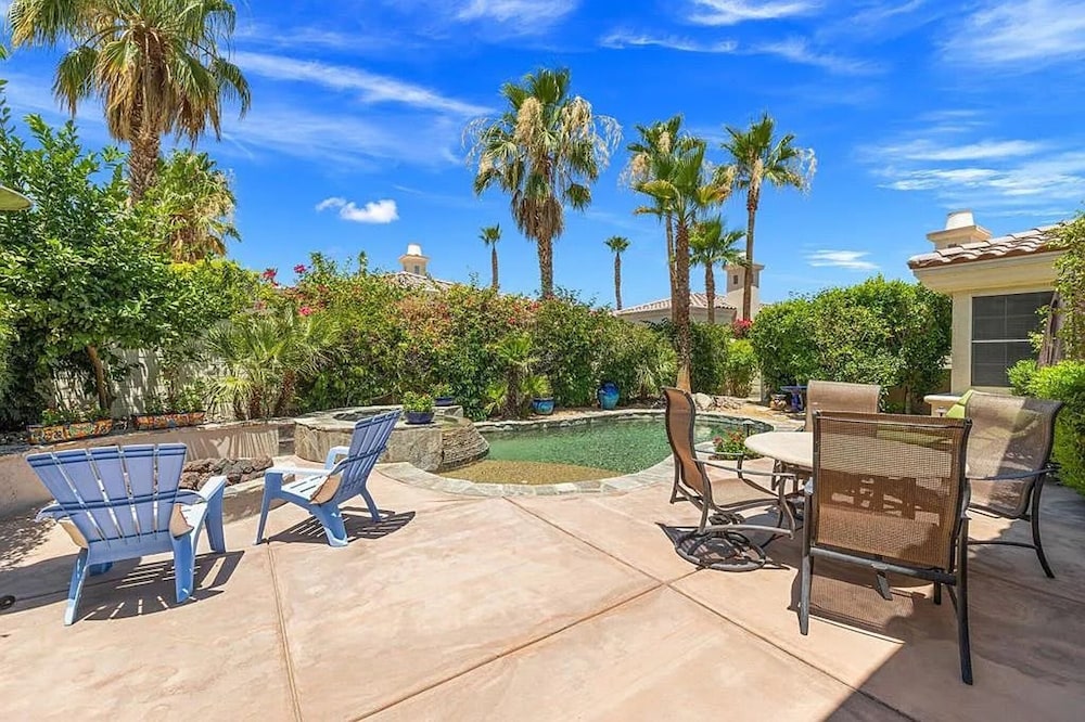 Stylish 2BR w Spa Patio