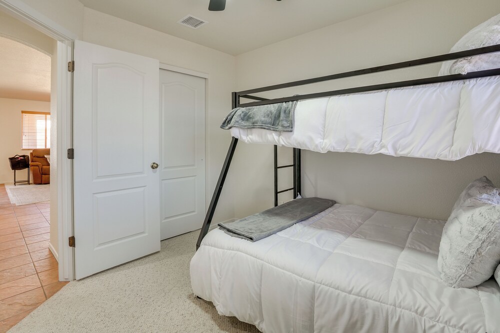 Near Golf Courses: Poolside Paradise in Yuma!
