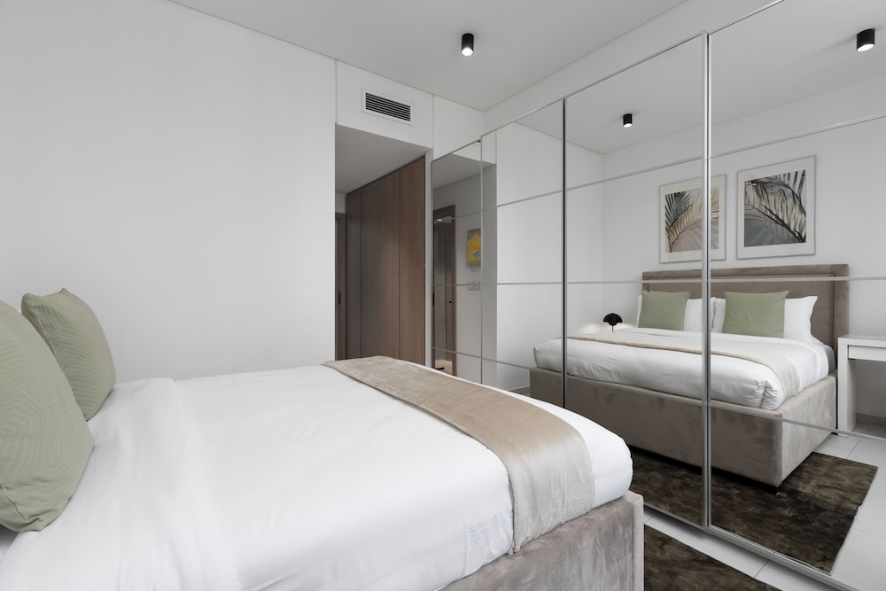 Maison Privee - Sky-High Panoramic Apt with Iconic Burj Khalifa Views