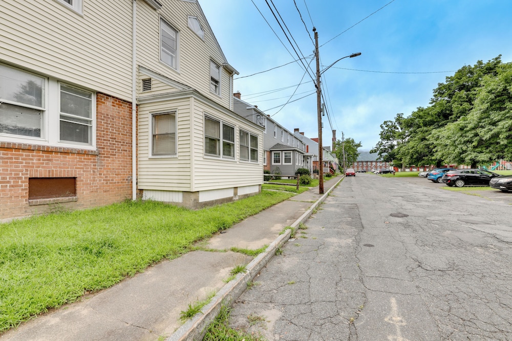 Easthampton Apartment Near Breweries & Rail Trail!