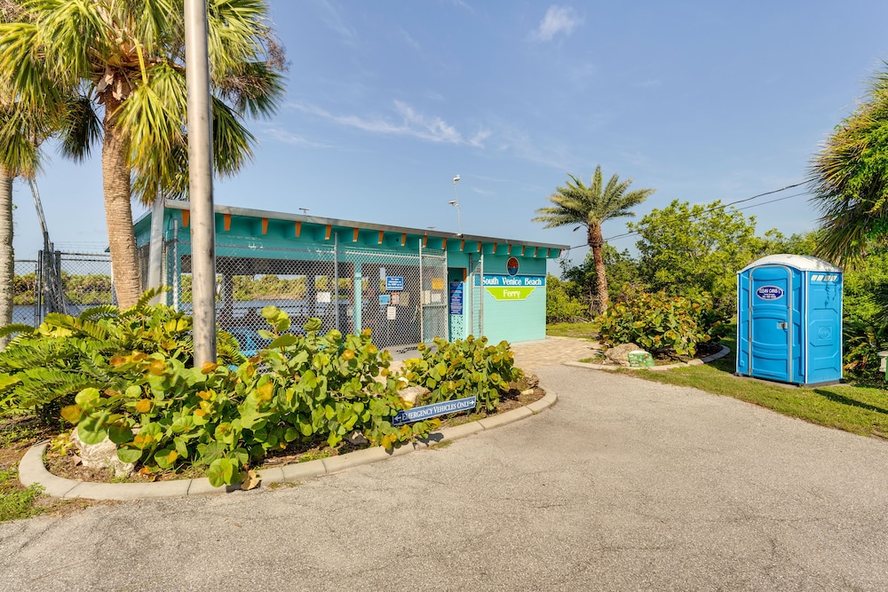 Pet-friendly Venice Vacation Rental, 3 Mi to Beach