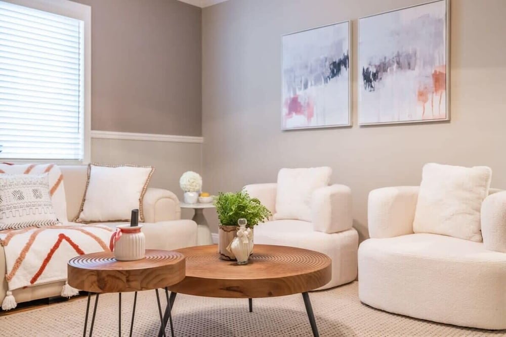 Marbella Lane - Charming 4BR Bungalo for Relaxing Retreat
