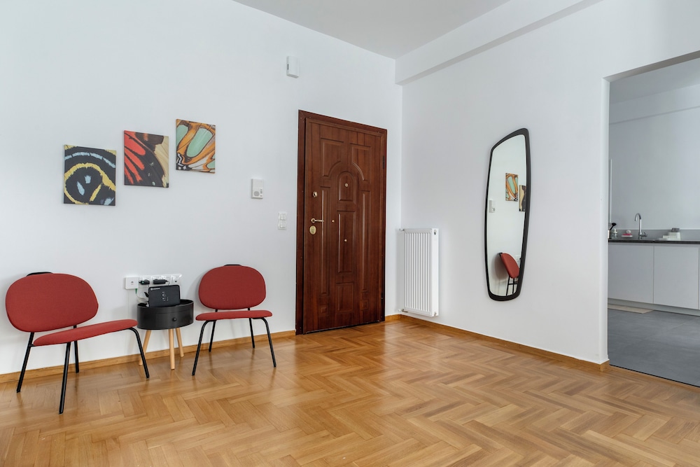 Cozyopolis - Timeless 3-BR in Athens