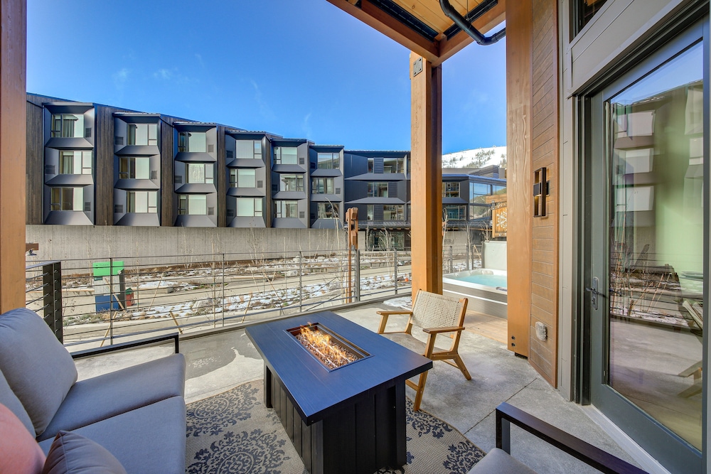 Luxe Schweitzer Condo w/ Hot Tub: Ski-in/ski-out! view 4