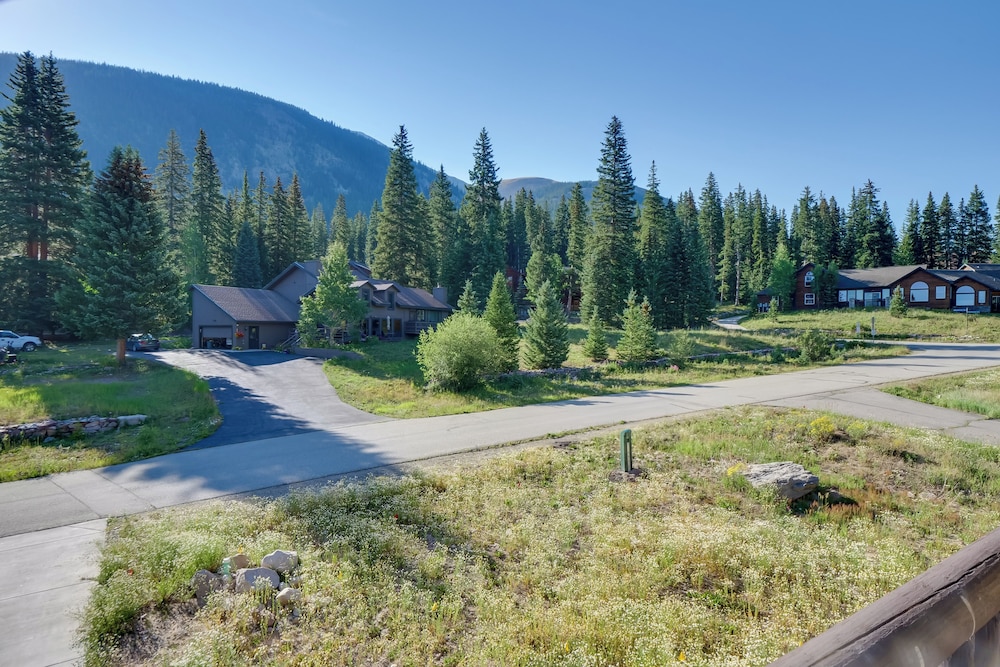 Aspen Grove Views: Spacious Duplex 5 Mi to Breck
