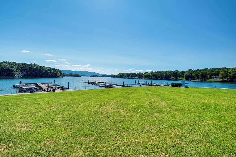 Pool & Lake Access: Mariners Landing Resort Studio