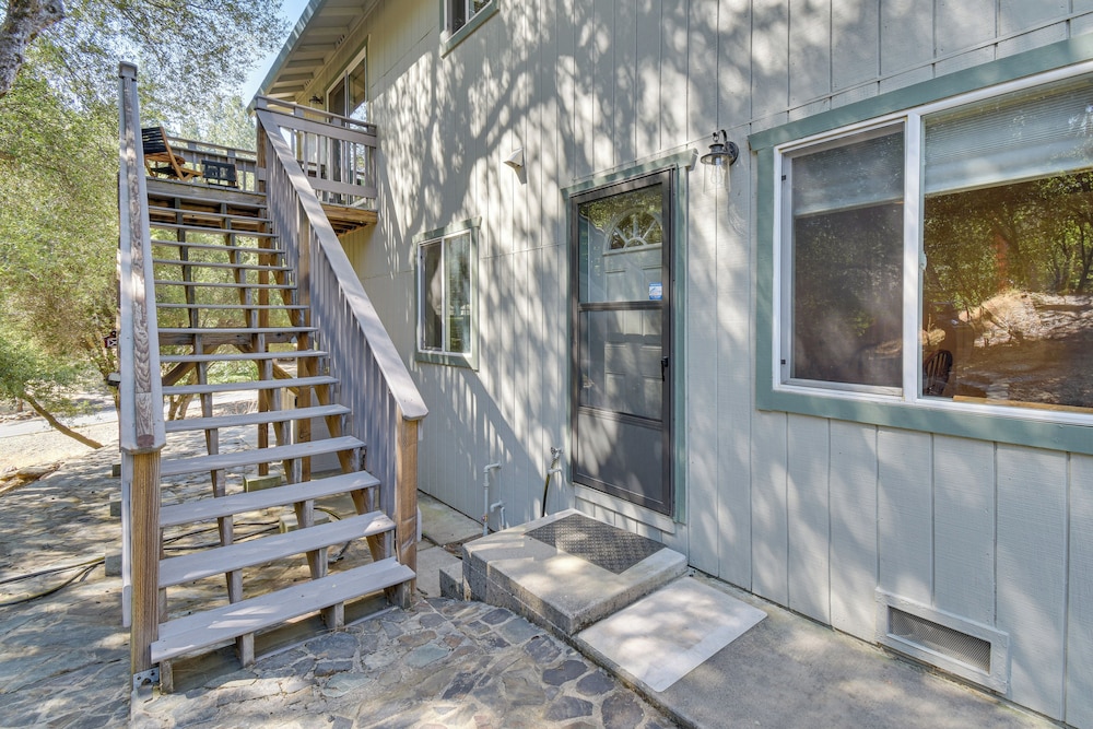 Gateway to Yosemite: Group-friendly Groveland Home