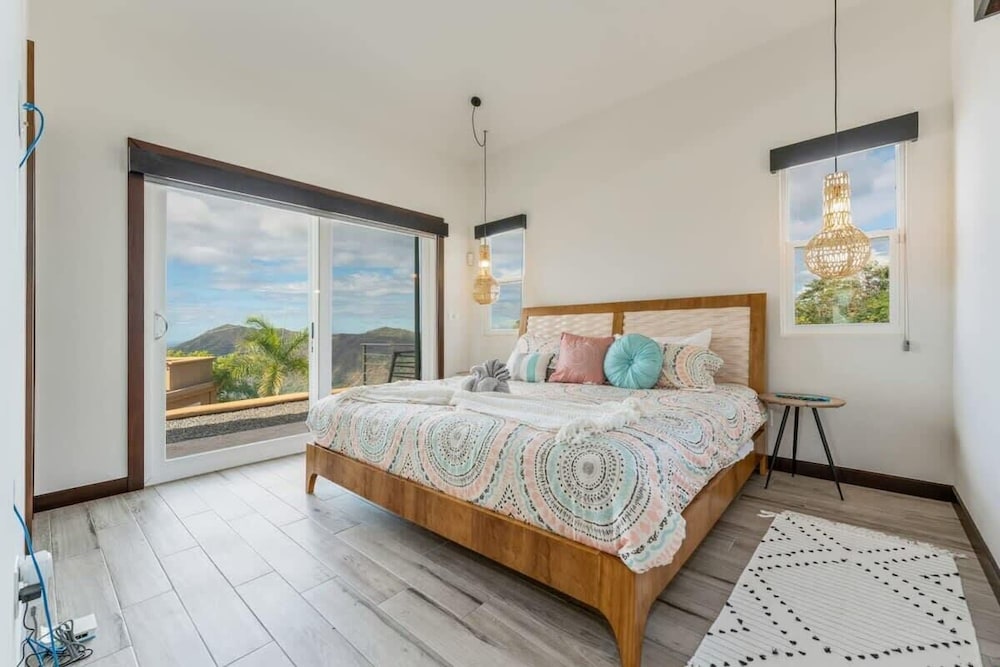 Beautiful House with Sweeping Ocean Views, Modern Design, and a Private Infinity Pool