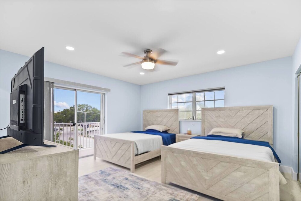 Las Olas & Beachside getaway with pool