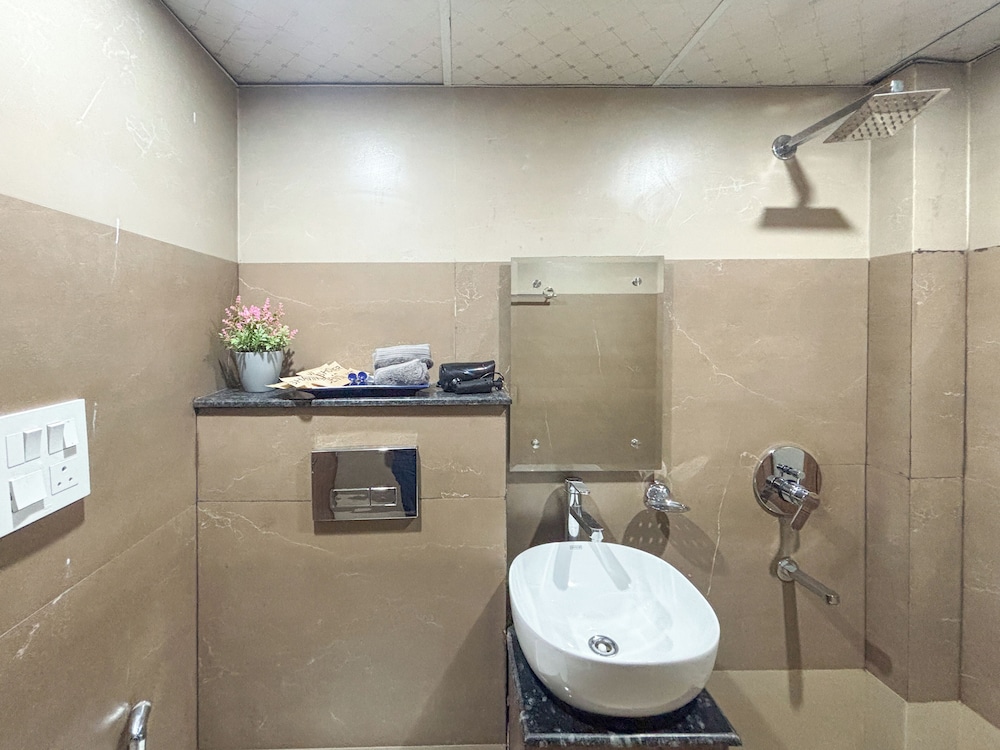 Housr Sector 28 Golf Course Road Next To Phase 1 Metro Station