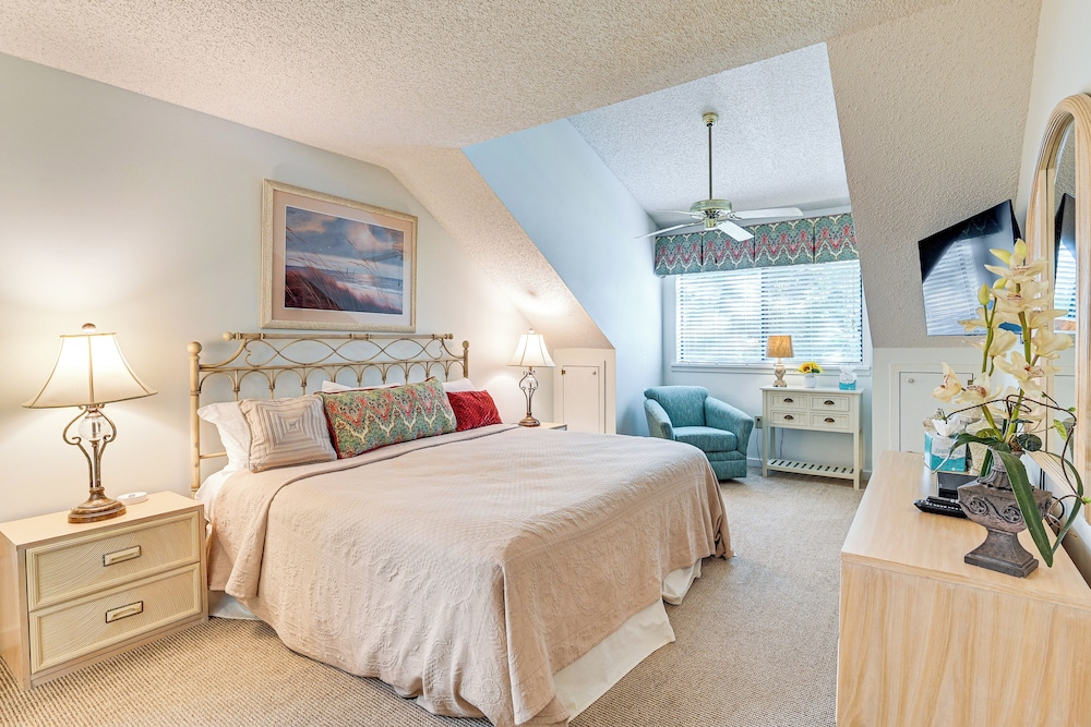 Unwind Poolside & Walk to Ocean! Myrtle Beach Unit