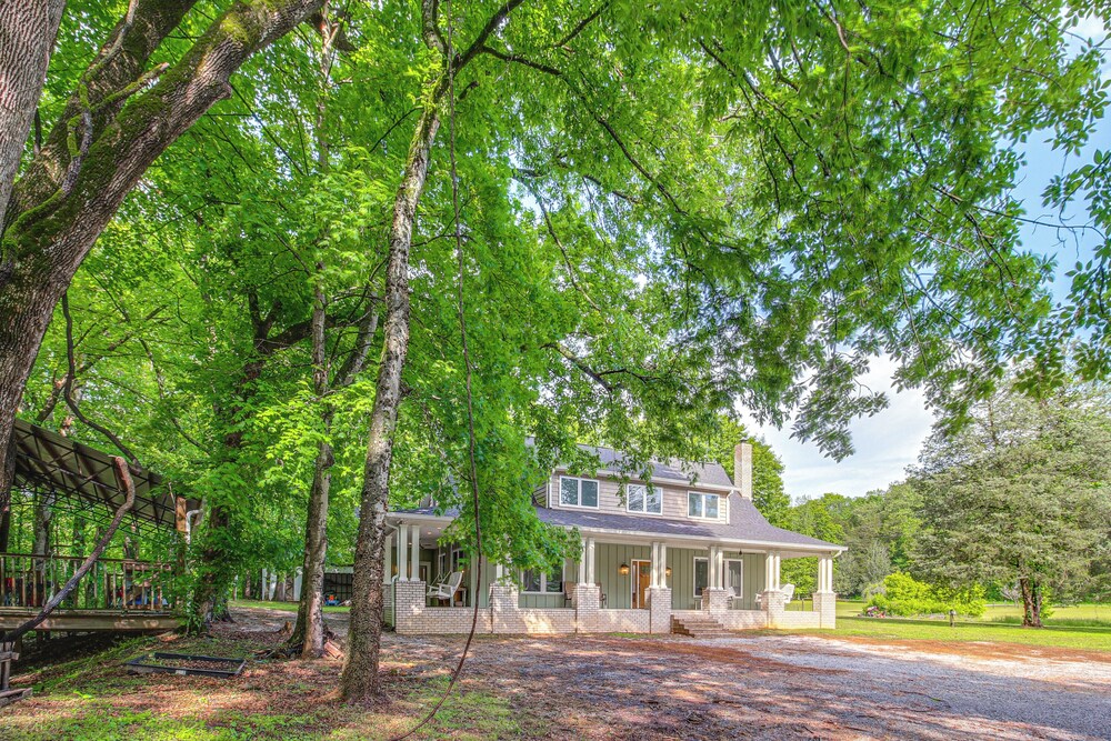Great for Groups: Family Creekside Home in Loretto