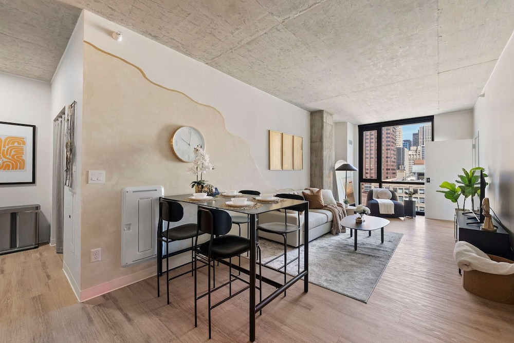 3 Bed 3 Bath High Rise With Gym Amenities