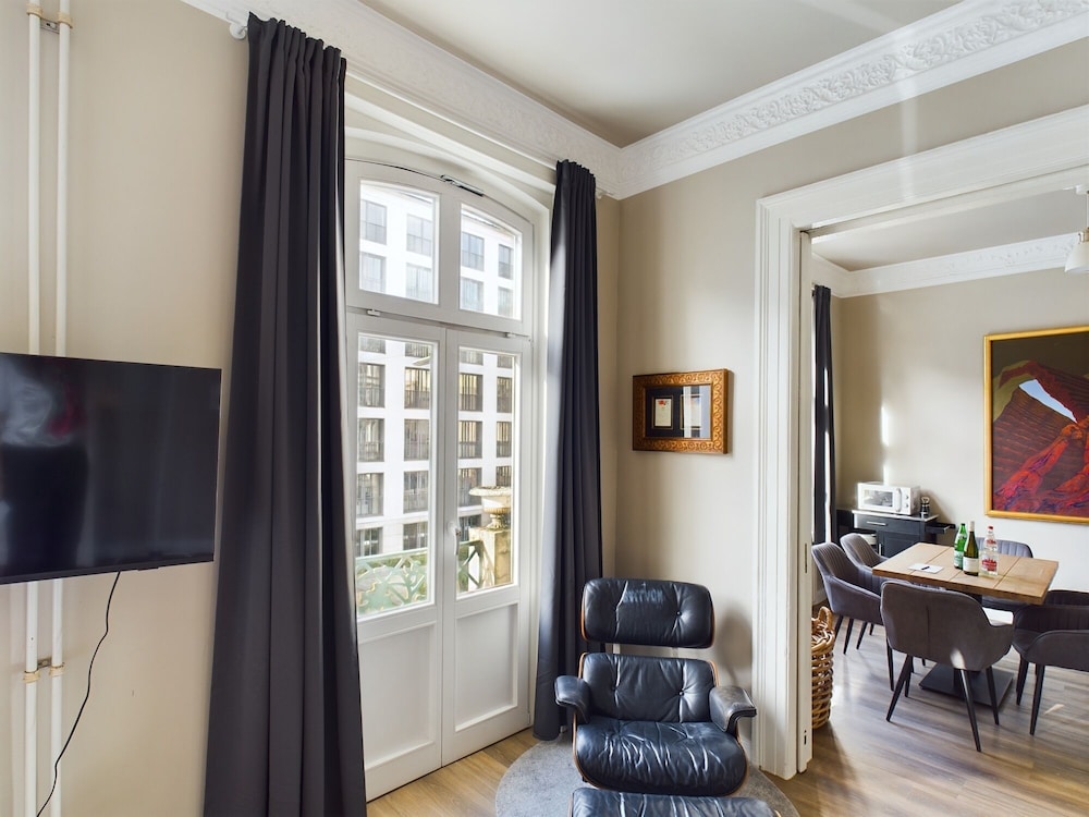 Art Apartments