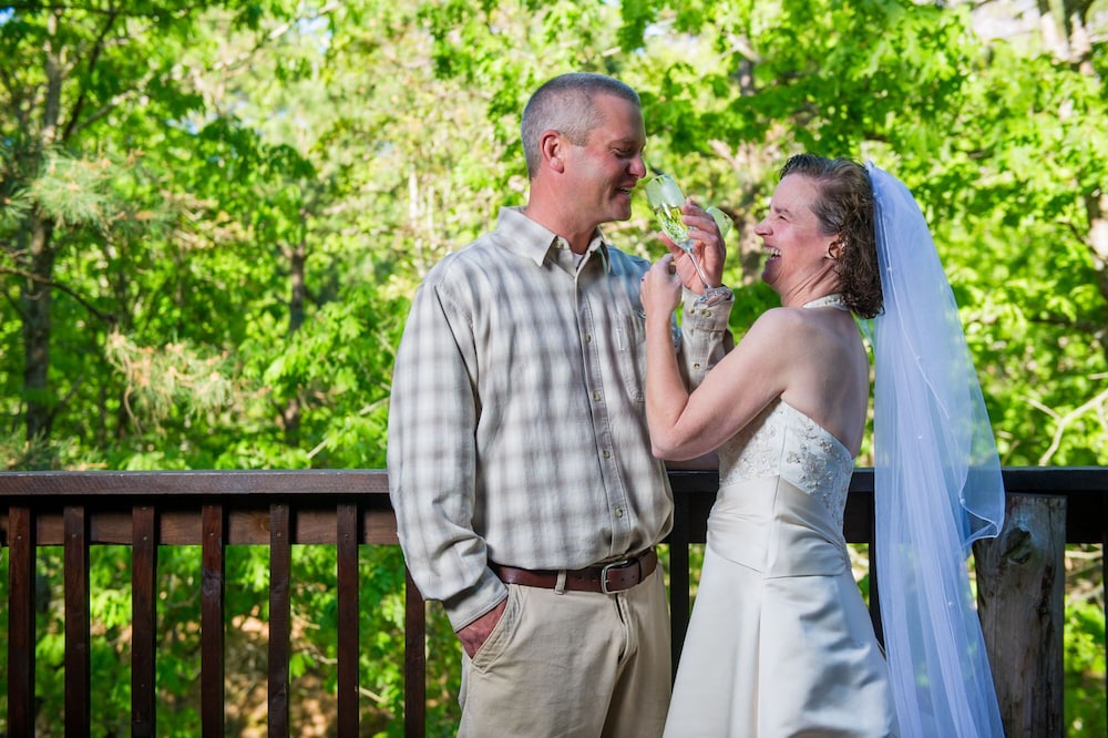 Eureka Springs Treehouses, Hobbit Caves & Castles