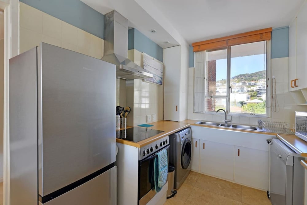 Top-floor 2-bed Beachfront Sunny Camps Bay Views