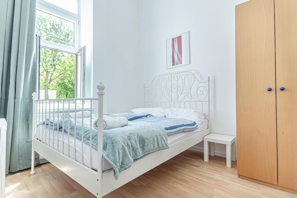 6BR Apt with Garden near Danube