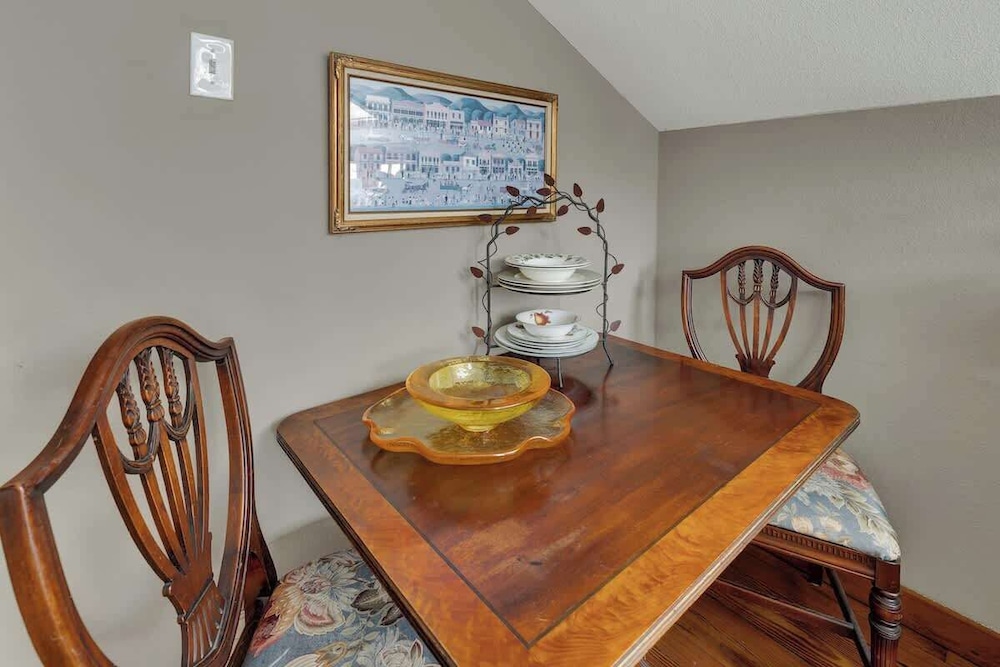 West Suite in Gillespie House -steps to Main Street!