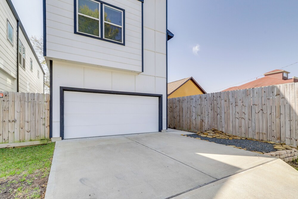 Sleek Home w/ Screened Patio & Yard in Houston!