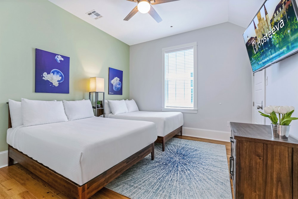 Stunning 4 BR Condo + Pool - Near St. Charles