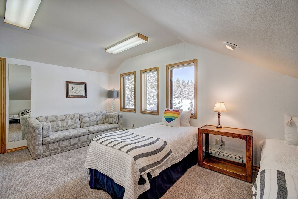 Evans Mountain Lodge view 5