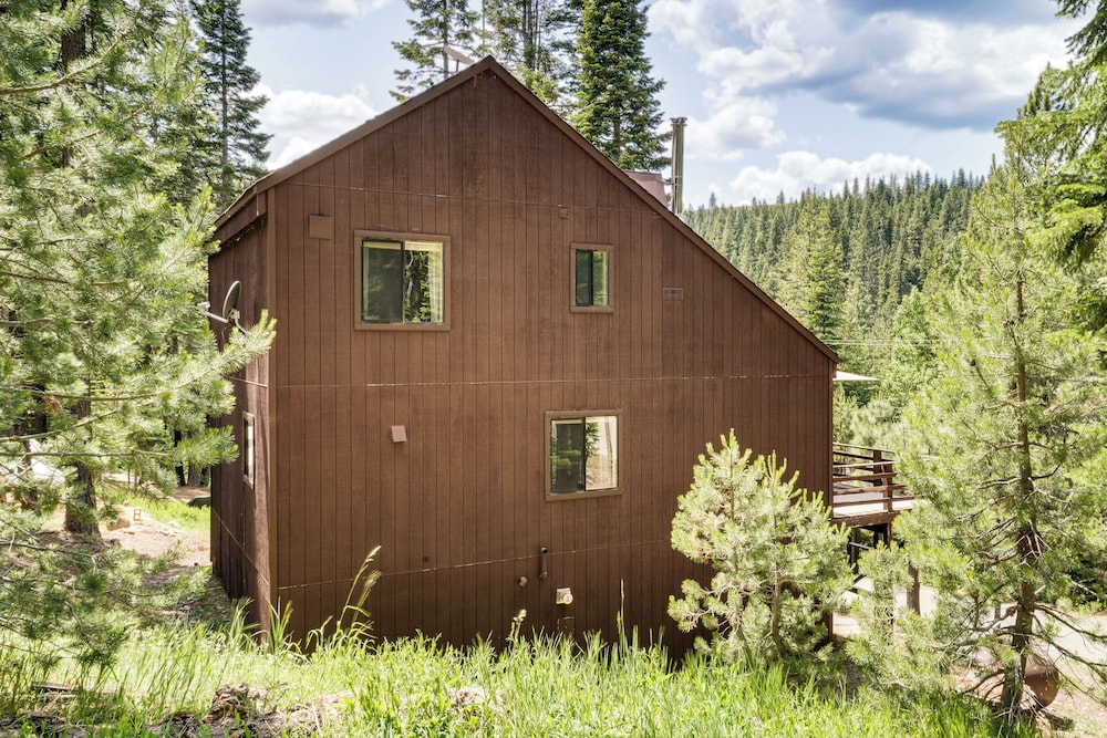 6 Mi to Downieville Downhill: Cabin w/ Mtn Views