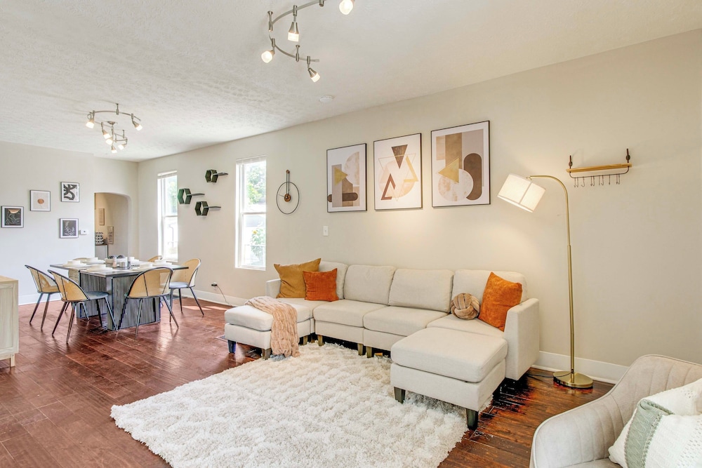 6 Mi to Ohio State: Walkable Home in S Columbus!