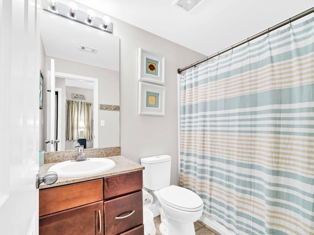 Laketown Wharf 906