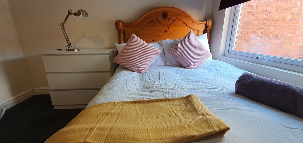 Room in Guest Room - Bright Nice Room in Coventry view 4