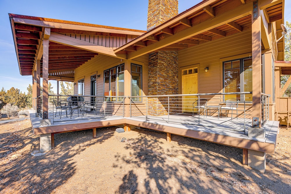 Mountain-view Cabin Near Trails in Powell Butte!