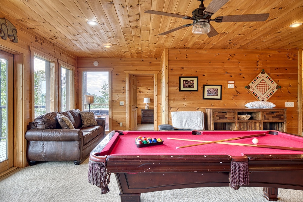 Cabin w Amazing Views Theater Firepit Hot Tub