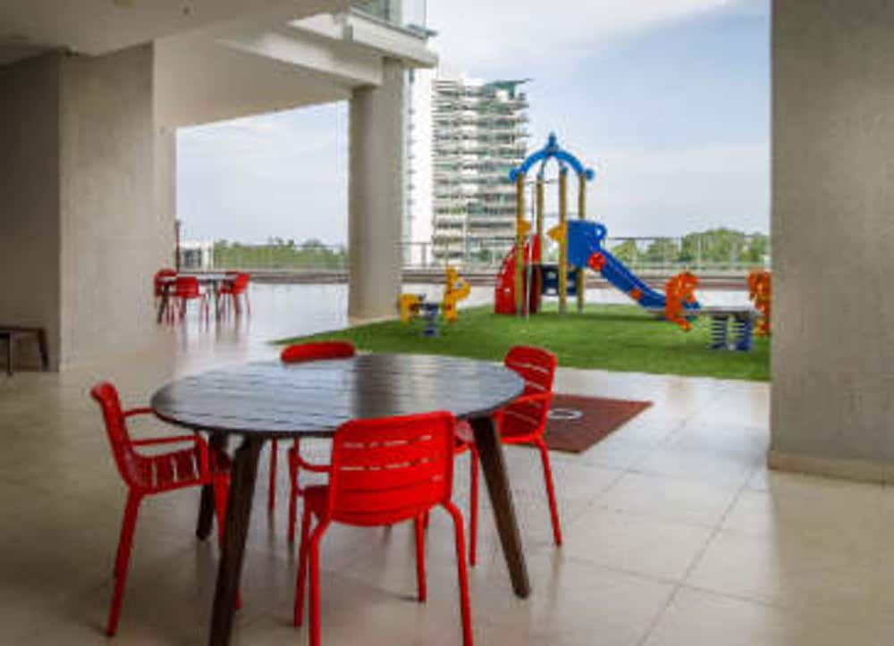 Ocean Cafe I Spacious 1 BDR Apt With Sea View