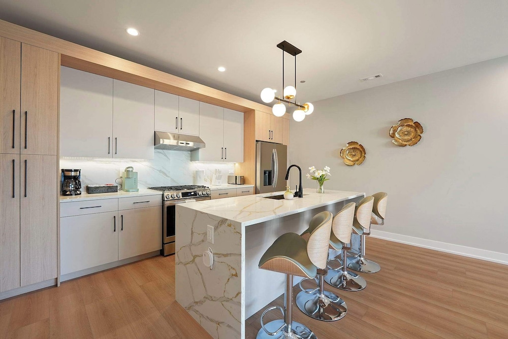 Chicago Modern Condo 2br2ba Balcony Free Park