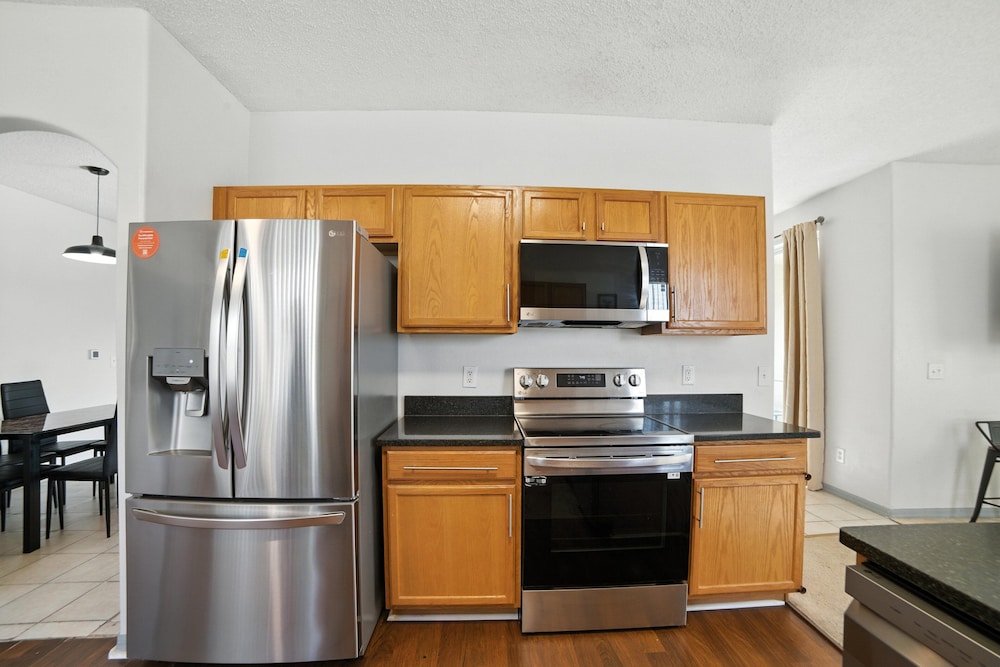 Family Retreat With Private Pool Near Disney! 3 Bedroom Residence