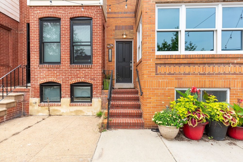 Historic Rowe House 2br 2.5ba Cityscape View 2 Bedroom Home by RedAwning view 3