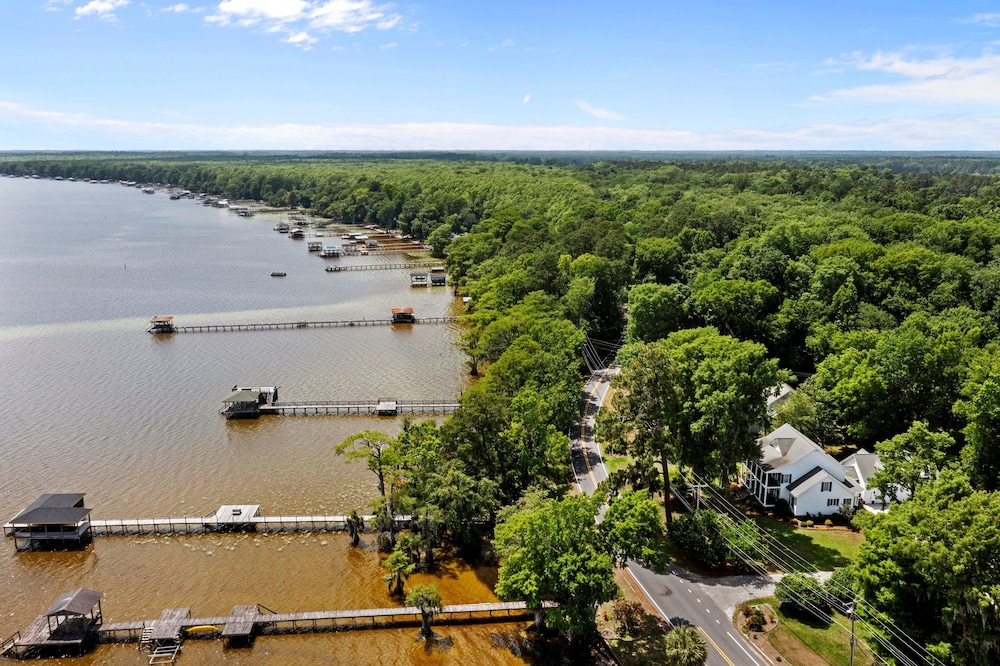 Lake Escape - Lake Waccamaw 7 Bedroom Home