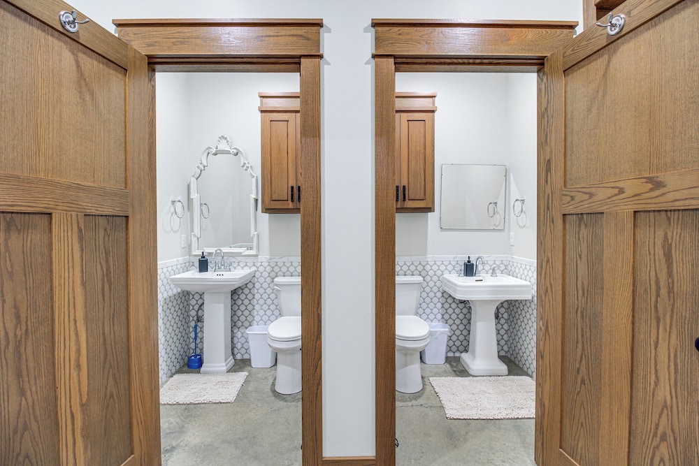 Great for Groups: Family Creekside Home in Loretto