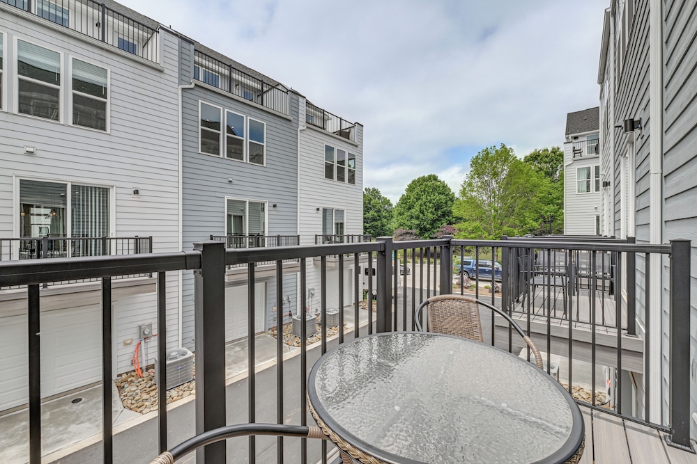 Walk to Music Factory: Townhome w/ Rooftop Deck!