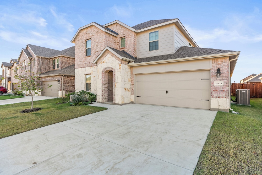 Luxurious 4-Bed Home in Aubrey TX